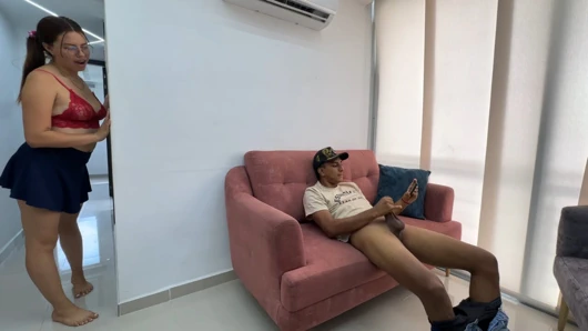 Kızıl saçlı latin üvey kız kardeşim evde olduğumu bilmiyordum, beni mastürbasyon yaparken görünce azıyor ve büyük yarağımı içine sokmamı söylüyor