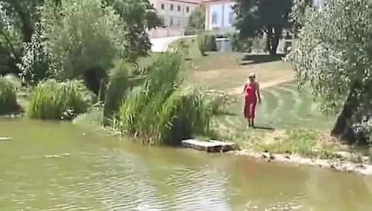 Sarışın kaltak açık havada işerken gözetleniyor