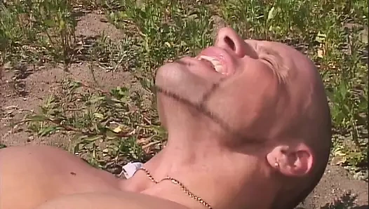 Seksi kızlar amını ıslatıyor ve büyük yaraklarla sert sikişiyor