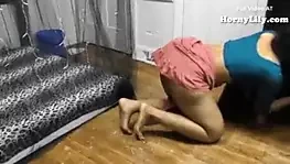 Akıllı kız götünü ekiyor