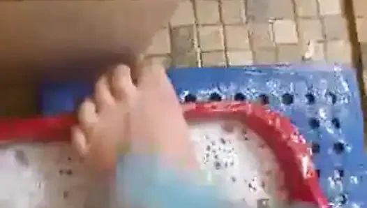 Büyük ayaklarımı ve bacaklarımı fırçayla temizliyorum