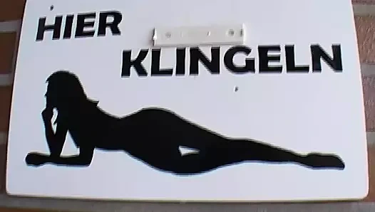 Almanya'dan dövmeli esmer hatun yatak odasında eğleniyor