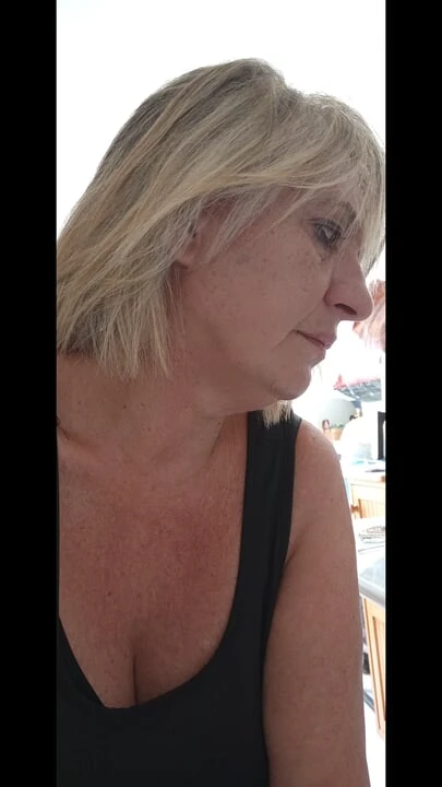 SEKSI GÖRÜNMEK IÇIN GIYINMIŞ
