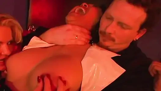 Crystal mika tan'ı göğüslerini ısırarak ve sertleştirerek cezalandırıyor!