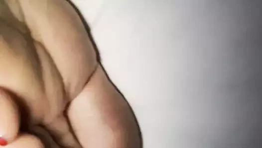 Arkadaşının karısının ayaklarına mastürbasyon yapıyor