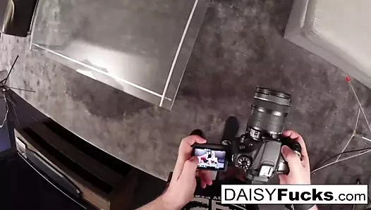 Ateşli porno yıldızları Daisy ve Alison bir otel odasında sikişiyor