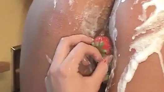 Genç lesley ve kız arkadaşı krem ​​şanti kaplıdır