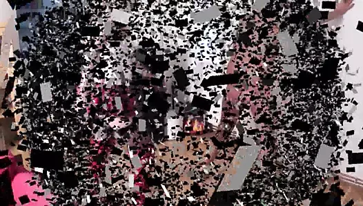 Tuhaf bayan jessica olli'yi botlarla tekmeliyor