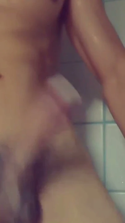 Sıcak yakışıklı banyoda seksi dans ediyor ve büyük elastik aletini çekiyor | Klip 1