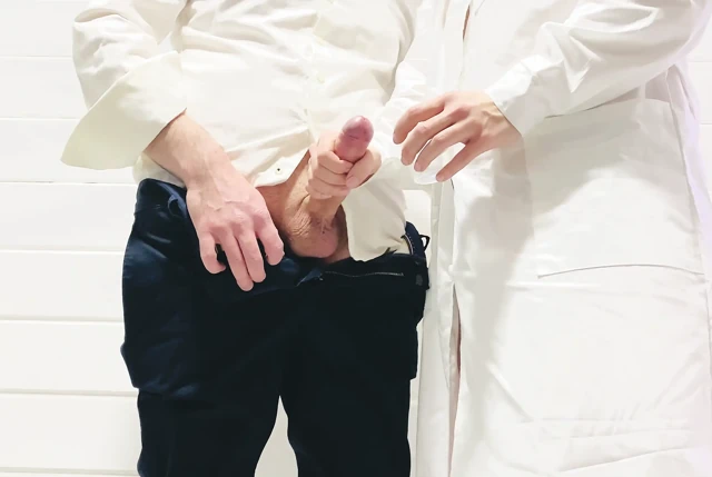 Gerçek hemşire müşterinin sperm analizi toplamasına yardım etti