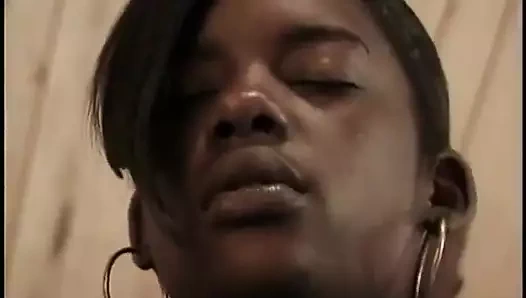 Doğal memeli Afrikalı güzellik zevkle yarak mastürbasyon yapıyor