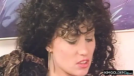 Leidenschaftlicher Couch-Sex mit lockiger Verfuehrerin