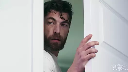 Transangels - Rana Katana annesinin erkek arkadaşına yarağını ve sıkı göt deliğini gösteren bacaklarını baştan çıkarıcı bir şekilde açıyor