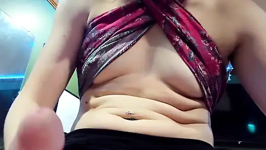 Orta yaşlı seksi kadın dağınık bitene kadar okşuyor ve götten sikişiyor