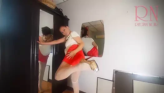 Çıplak bir bayan aynanın önünde makyaj yapar, iç çamaşırı, çorap, etek giyer. çıplaklar 3