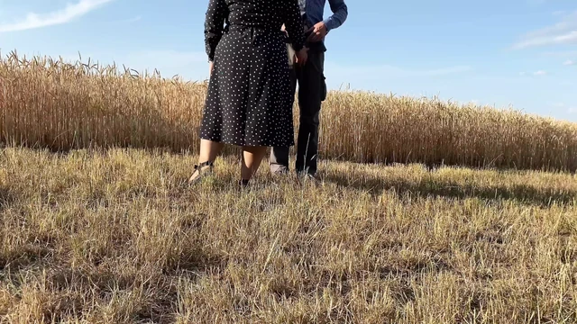 Kayınvalide tarlada yarağını sağdıktan sonra damadının yarağını emiyor