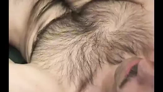 Olgun amatör Steve mastürbasyon yapıyor