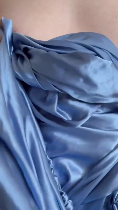 Seksi kıllı tombul şişman orta doğulu Arap adam büyük memeli ipek içinde oynuyor | Klip 1