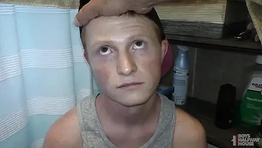 Ginger Twink aşağılayıcı sert prezervatifsiz sikişte banyo yalamaya hazır