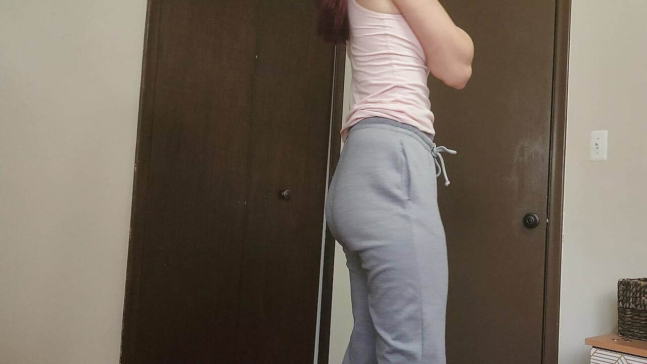 Striptiz yapıyor ve ters kovboy kız pozisyonunda biniyor