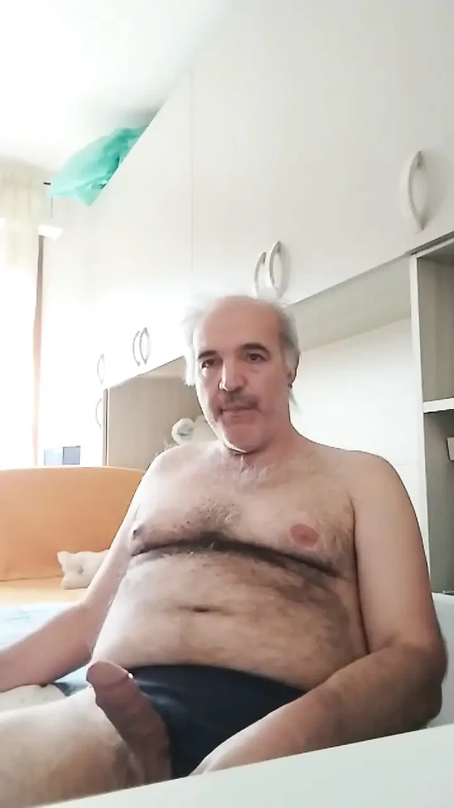 Plastik şişeyi sevip içine üç kez işeyorum!
