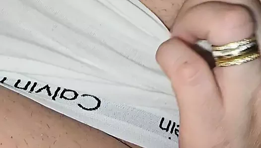 Üvey anne üvey oğlunun iç çamaşırının altında sikine dokunuyor