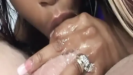 Olgun orta yaşlı seksi kadın büyük yarağı damlayan dölle ötüyor
