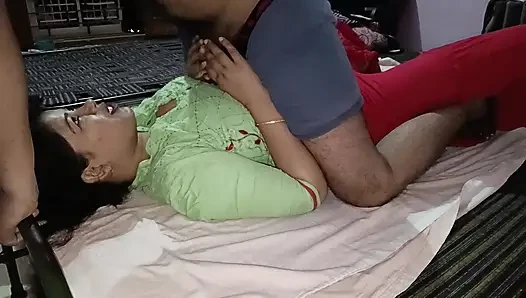 Aldatan evli kadın yakalanıyor ve üçlü seks Hintçe ses