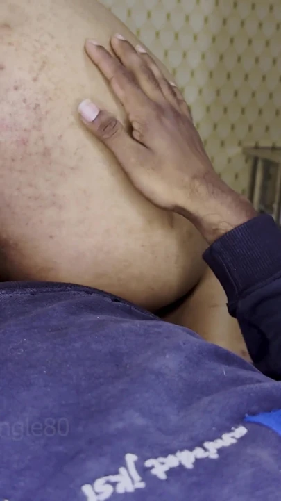 Знаковый момент из "индийская дези с большой задницей сделала в домашнем видео с грязными разговорами, жесткий глубокий минет и лизание киски"