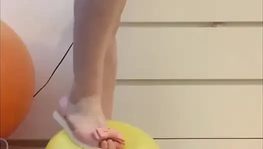 Pés e balões esmagando