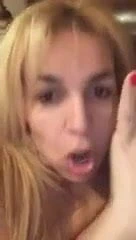 Sıcak arkadaş oynuyor