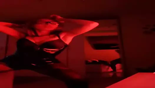 canli yayinda striptz yapiyor