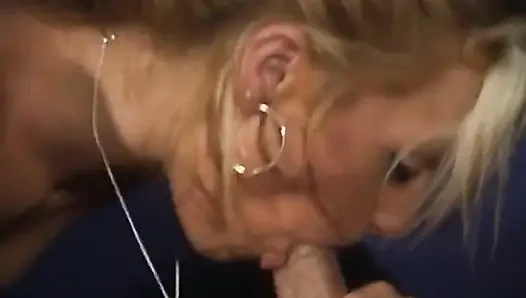 Azgın sarışın orta yaşlı seksi kadın parmaklanıyor ve sert sikiliyor