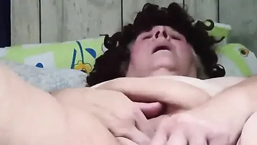 Büyük yarak kafanla yatakta vahşi sürtük