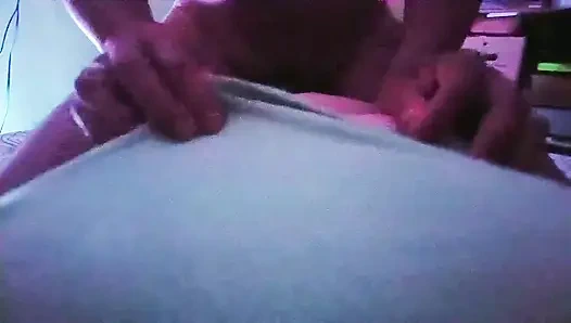 Büyük doğal memelerle heyecan verici elle muamele