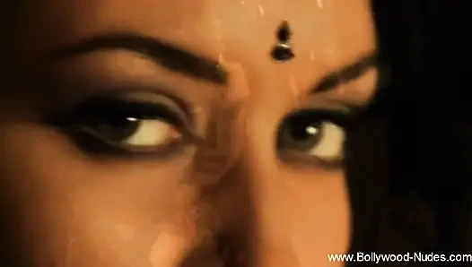 Deva Dassi'nin şehvetli göbek dansı