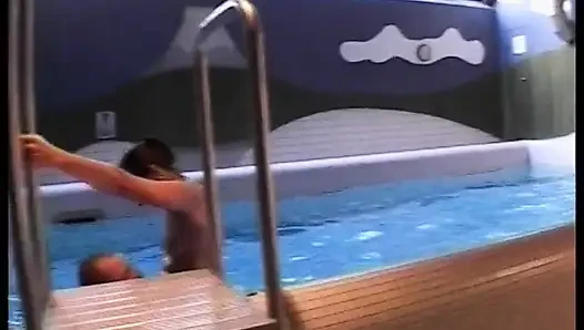 Sürtükler iki büyük yarağa bindikten sonra döl yiyor