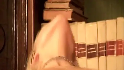 Doğal saçlı sarışın Alman genç erkek avcısı nostaljik sahnede anal seks yapıyor