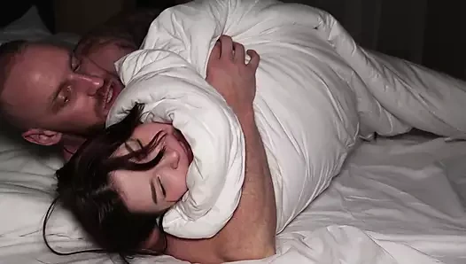 Ben onu yarağımla sokarken o bir kelebek gibi dalgalıyor