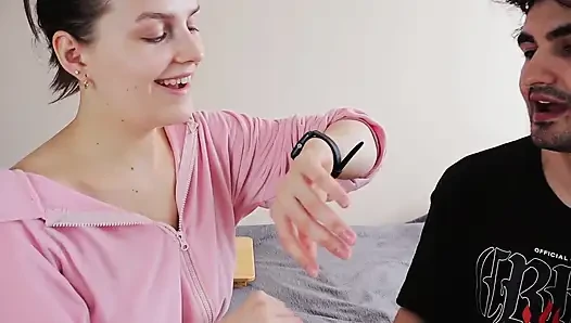 parmaklarını ilk kez ısırıyor