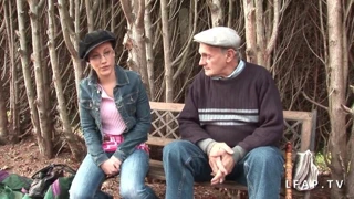 Jeune et jolie petite brunette se tape un vieux pervers