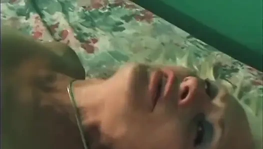 Olgun çift yatak odasında amcığını sikiyor ve parmaklıyor, ağzına boşalıyor