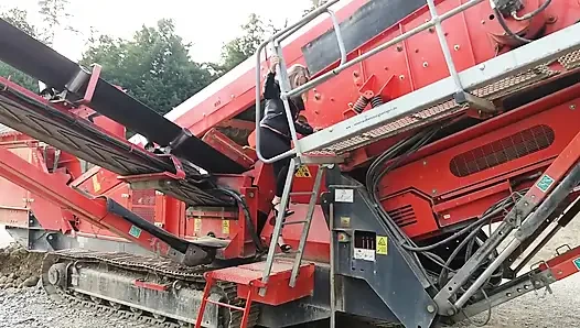 Büyükanne Şeffaf Taytlarla Çakıl Çukurunda Dolaşıyor!