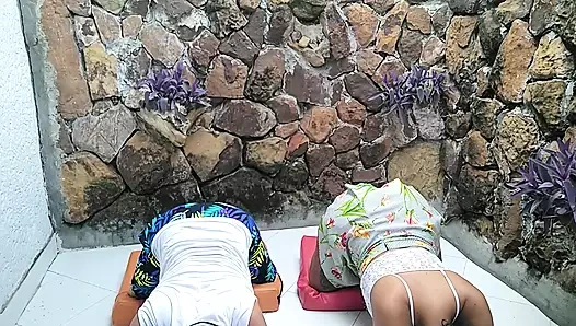 Yoga yaparak ve amımı memnun ederek stres atmak