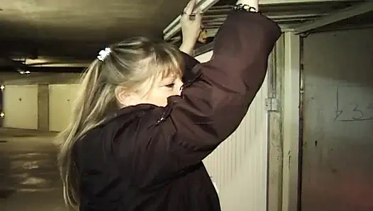 Bu Fransız sürtük park alanında açık havada anal sikiliyor