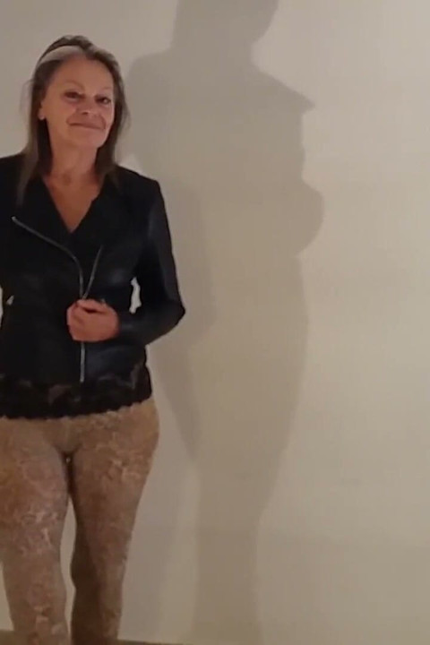 Büyükanne Leopar Taytlarıyla Seksi!