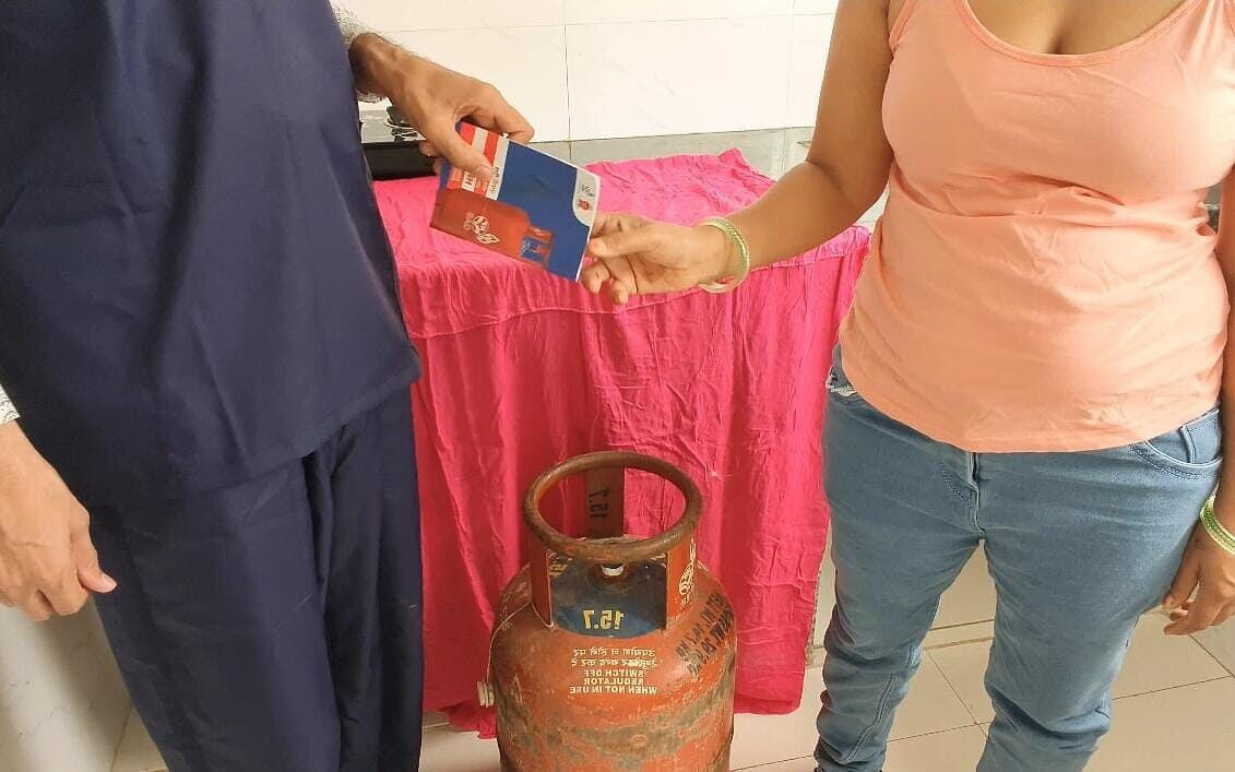 Mutfağınızda ince oğlan kız sesli seks yapıyor