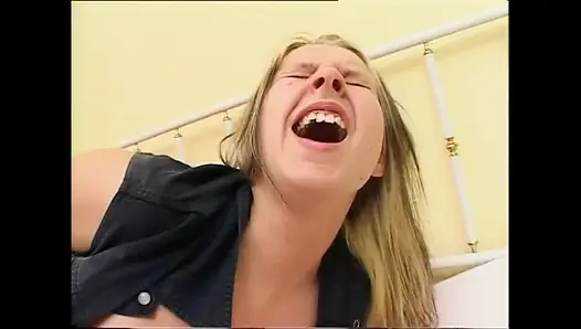 İki genç amatör sürtük büyük bir yarakla sikiliyor ve ağzına boşalıyor