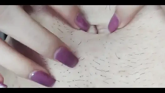 Göbek deliğimi kazıyor