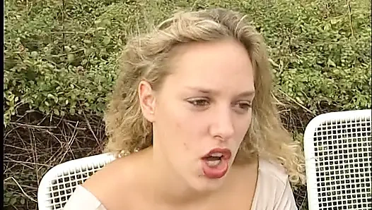 Sevimli sarışın piliç açık havada sert yarak emiyor